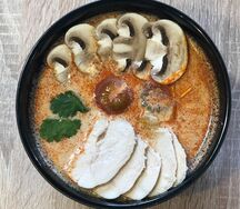 Том ям с цыплёнком, кинзой и черри