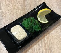 Салат с чукой и ореховым соуом