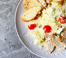 Салат Цезарь с курицей