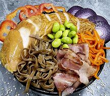 Соба с курицей и беконом