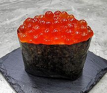 Гункан с икрой лосося