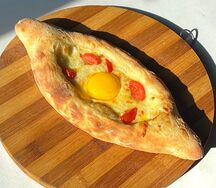 Хачапури по-аджарски с томатами