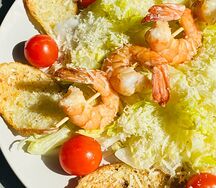 Салат Цезарь с тигровыми креветками