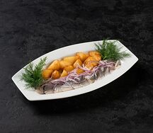 Малосольная сельдь с отварным картофелем и красным луком