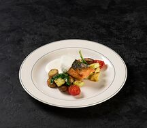 Сочный стейк из форели с овощами и сливочным соусом