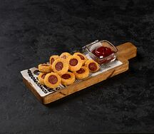 Хрустящая закуска из сыра, острых колбасок и соуса BBQ