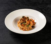 Паста с морепродуктами и пряным томатным соусом аррабиата