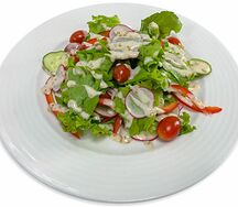 Салат из свежих овощей с ореховым соусом