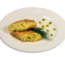 Блинчик с яйцом и зеленым луком