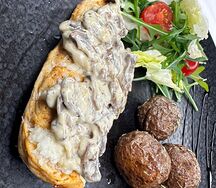Запеченная куриная грудка под грибным соусом