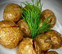 Крошка-картошка в чесночном соусе с розмарином
