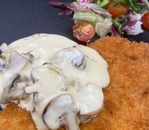 Куриный шницель под грибным соусом