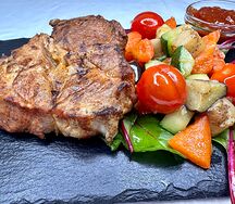 Стейк из свинины под дижонским соусом с овощами
