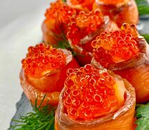 Рулетики из семги со сливочным сыром и огурцом