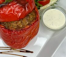 Фаршированный перец с чесночным соусом