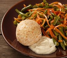 Фасоль стручковая с овощами и котлетой паровой