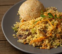 Киноа с овощами и котлетой паровой из филе индейки