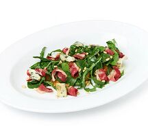 Салат с утиной грудкой и карамельной грушей