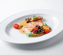Форель на гриле с печеными овощами