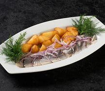 Малосольная сельдь с отварным картофелем и красным луком