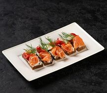 Крутоны с лососем фирменного посола и сливочным сыром