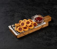 Закуска из сыра, острых колбасок и соуса BBQ