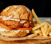 Чикен бургер с подкопченым куриным бедрышком