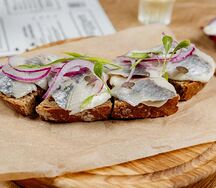 Брускетта с атлантической сельдью