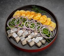 Каспийская сельдь с жареным картофелем и зеленым луком
