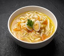 Куриный бульон с домашней лапшой и куриным яйцом