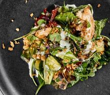 Салат с цыпленком и соусом горгонзола