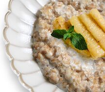 Овсяная каша с жареным бананом и карамелью