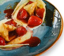 Блины с клубникой