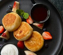 Сырники с сезонными фруктами 