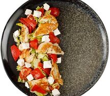 Салат курицей и сыром фета