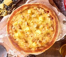 Пицца с курицей и ананасом