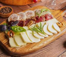 Ассорти мясных деликатесов и сыра