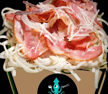 Курица в кисло-сладком соусе с пшеничной лапшой и ананасами