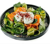 Картофельные вафля с форелью и яйцом 