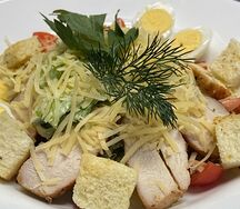 Салат Цезарь с курицей