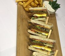 Клаб-сэндвич с курицей и беконом