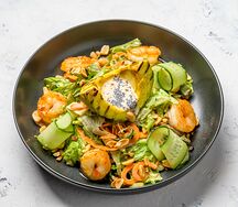 Большой зеленый салат с креветками