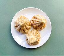 Жареные хинкали с сыром сулугуни и шпинатом