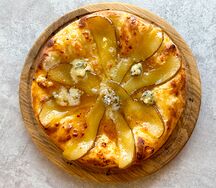 Хачапури с грушей и горгонзолой