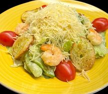 Салат Цезарь с креветками