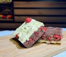 Шоколад с ягодами ручной работы