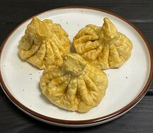 Жареные хинкали с сыром Сулугуни и зеленью