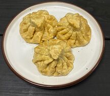Жареные хинкали с куриным бедром