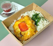 Куриное филе, запеченное с грибами, рисом и пряным соусом