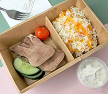 Язык говяжий отварной с рисом и соусом тартар